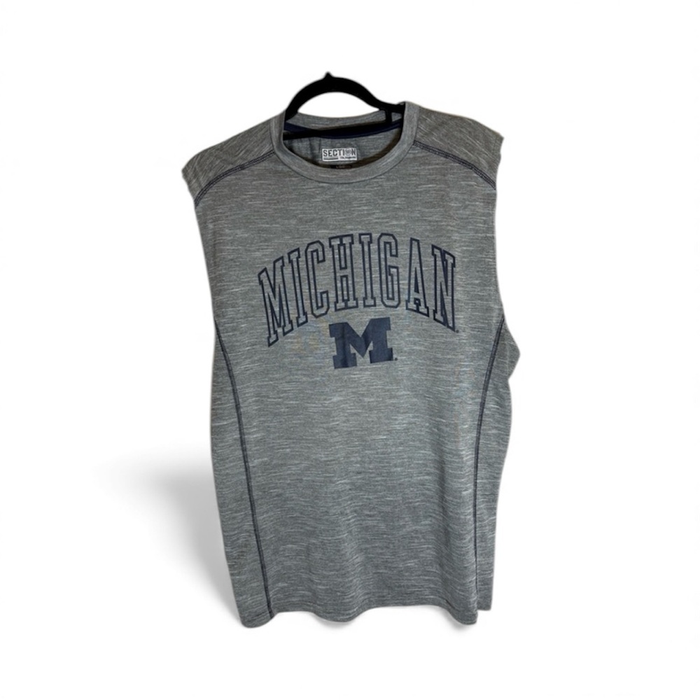 SECTION 101 MAJESTIC Men’s “Michigan” Large workout shirt - like new!